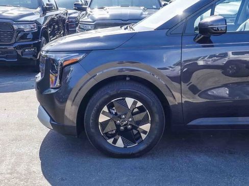 Certified 2025 Kia Carnival LXS image 9