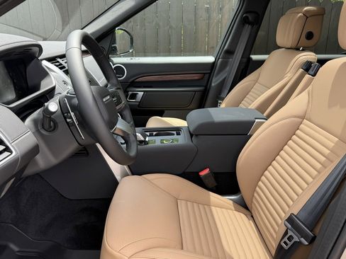 New 2025 Land Rover Discovery Dynamic SE image 12