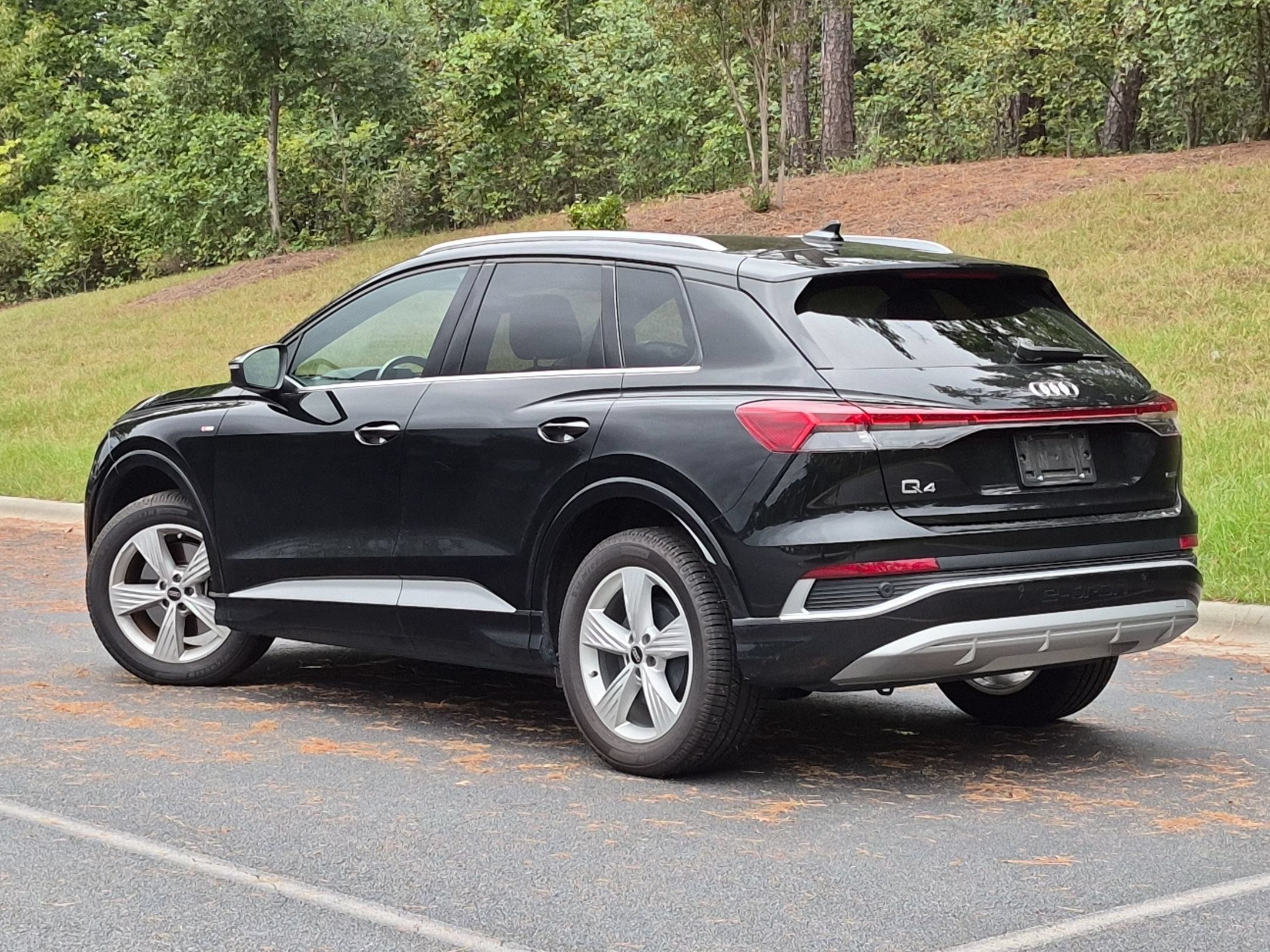 Used 2024 Audi Q4 e-tron Premium AWD/4WD image 3