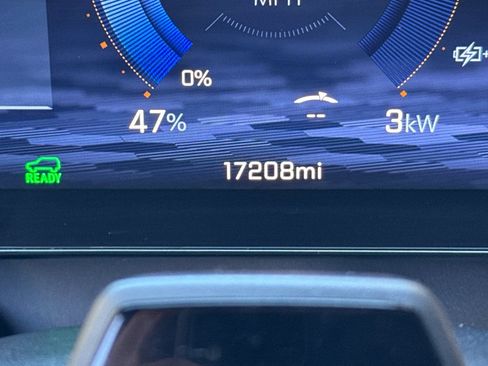 Used 2024 Chevrolet Equinox EV RS FWD image 3