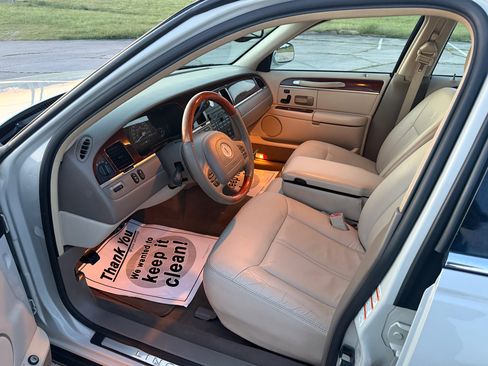 Used 2004 Lincoln Town Car Ultimate image 10