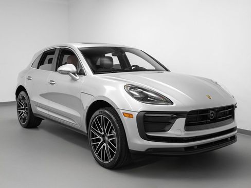 Certified 2026 Porsche Macan AWD/4WD image 10