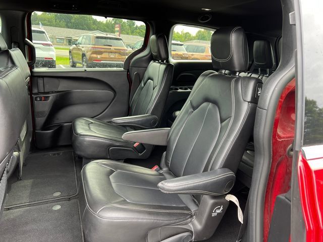 Used 2025 Chrysler Pacifica Select FWD image 4