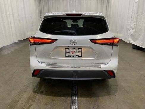 Used 2023 Toyota Highlander Limited image 5