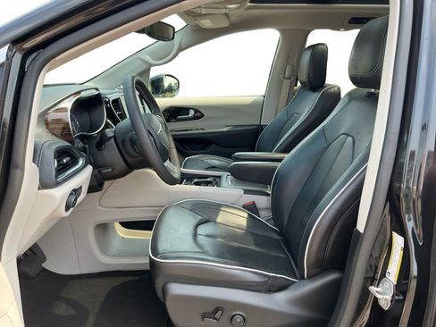 Used 2024 Chrysler Pacifica Limited FWD image 9