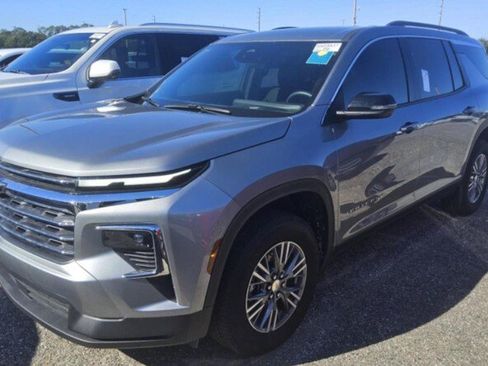 Used 2025 Chevrolet Traverse LT image 3