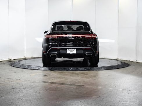 Certified 2025 Porsche Macan image 6