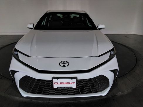 Used 2025 Toyota Camry SE image 3