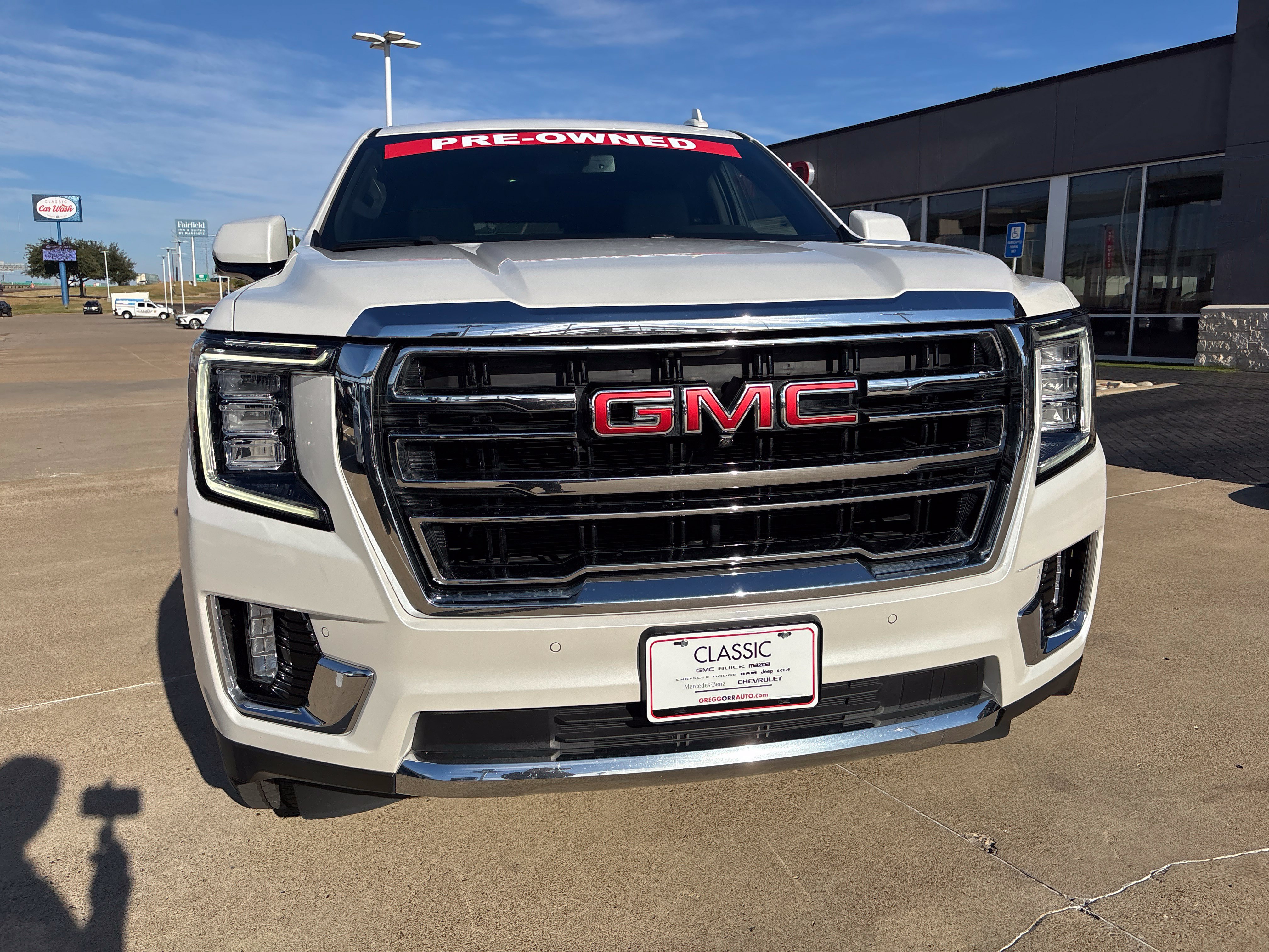 Used 2022 GMC Yukon SLT w/ SLT Luxury Package AWD/4WD image 2
