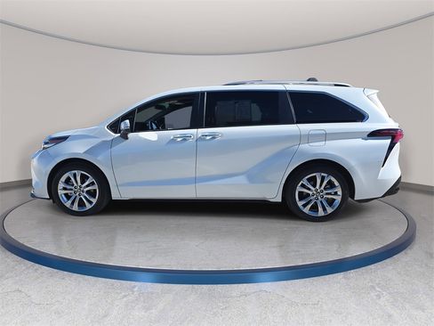 Used 2022 Toyota Sienna Platinum image 9