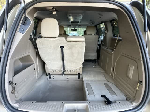 Used 2014 Chrysler Town & Country Touring-L FWD image 22