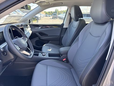 New 2025 Volkswagen Tiguan SE image 10