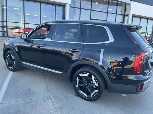 Used 2025 Kia Telluride S image 3