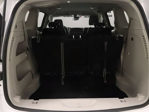Certified 2024 Chrysler Pacifica Touring-L FWD image 16