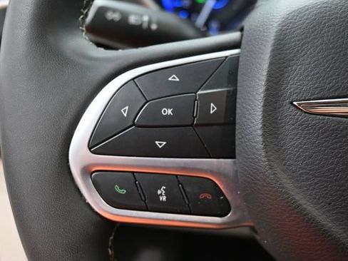 Used 2024 Chrysler Pacifica Touring-L FWD image 19