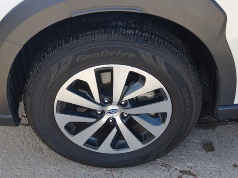 Used 2025 Subaru Outback Premium AWD/4WD image 11