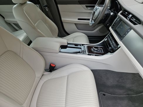 Used 2017 Jaguar XF Prestige image 16