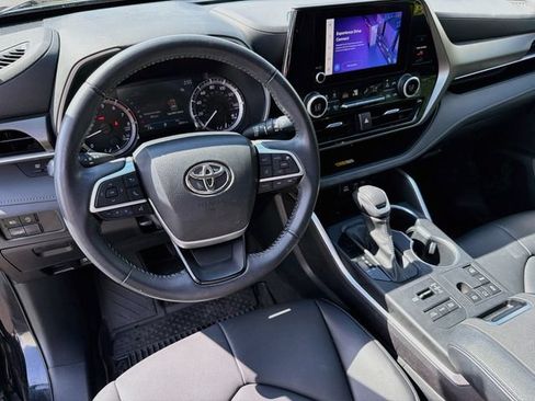 Used 2023 Toyota Highlander XLE AWD/4WD image 9
