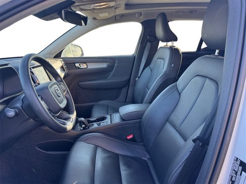 Certified 2025 Volvo XC40 B5 Core image 32