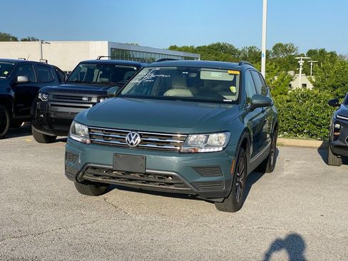 Used 2020 Volkswagen Tiguan SE w/ Panoramic Sunroof Package AWD/4WD image 3