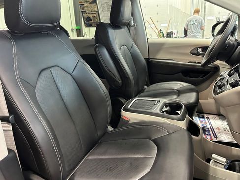 Used 2024 Chrysler Pacifica Touring-L FWD image 32
