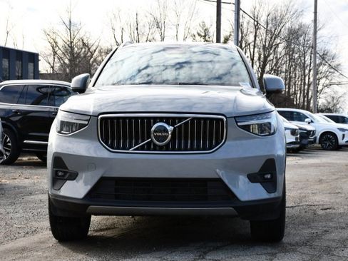 Used 2025 Volvo XC40 B5 Plus image 2