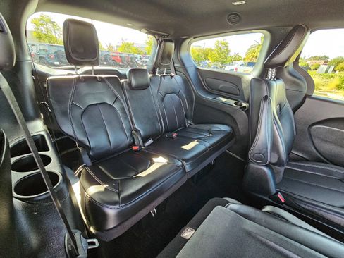 Used 2024 Chrysler Pacifica Limited FWD image 34