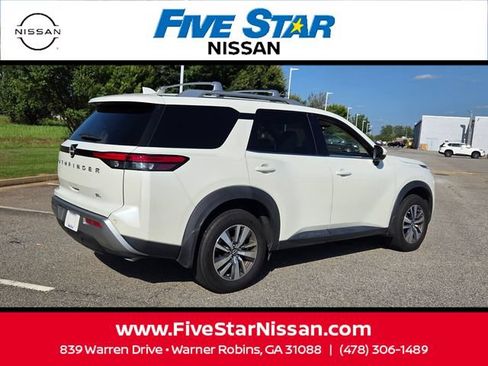 Used 2024 Nissan Pathfinder SL FWD image 14