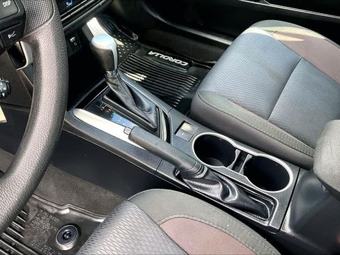 Used 2018 Toyota Corolla LE FWD image 15