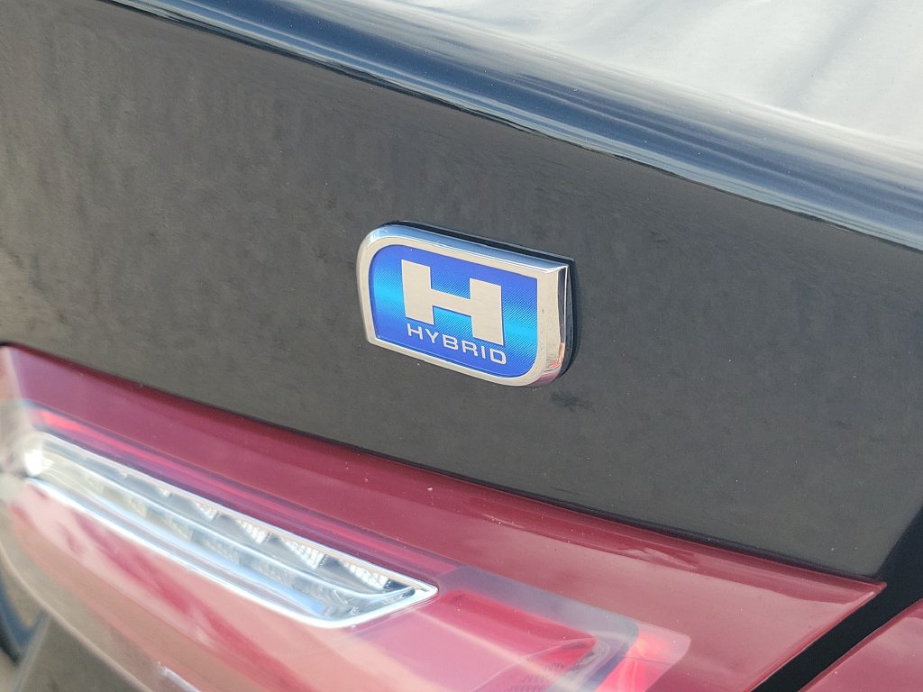 Used 2019 Chevrolet Malibu Hybrid w/ Leather Package FWD image 37