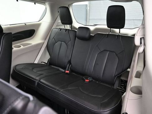 Used 2020 Chrysler Pacifica Limited FWD image 30