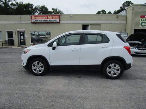 Used 2018 Chevrolet Trax LS FWD image 1
