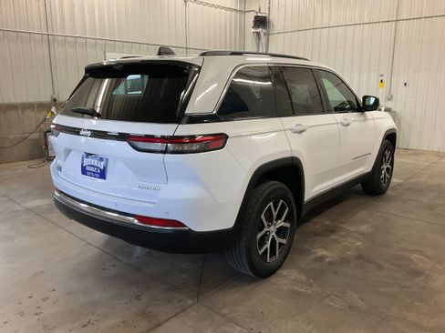 Used 2024 Jeep Grand Cherokee Limited w/ Luxury Tech Group II AWD/4WD image 5