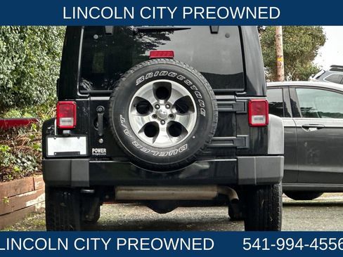 Used 2017 Jeep Wrangler Unlimited Sahara w/ Connectivity Group image 4