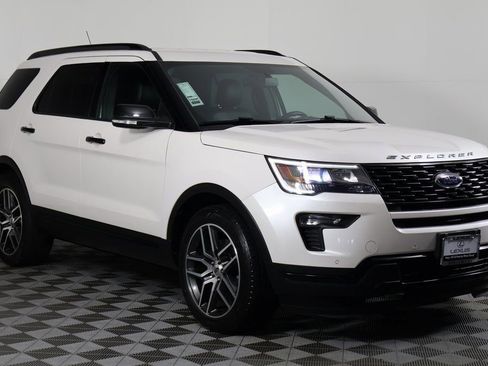 Used 2018 Ford Explorer Sport image 3