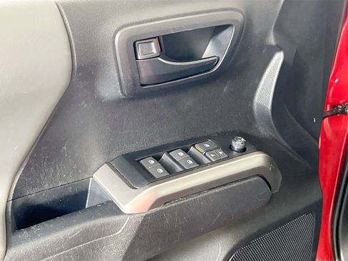 Used 2022 Toyota Tacoma SR5 AWD/4WD image 17
