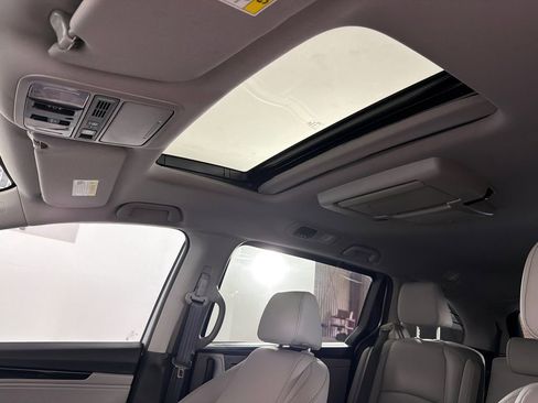 Used 2024 Honda Odyssey Touring image 2