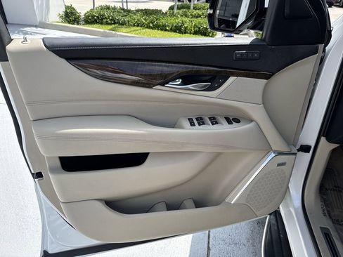 Used 2018 Cadillac Escalade Luxury AWD/4WD image 38