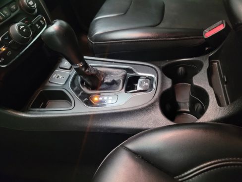 Used 2020 Jeep Cherokee Latitude Plus FWD image 26