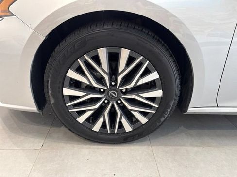 Used 2024 Nissan Altima 2.5 SV FWD image 12