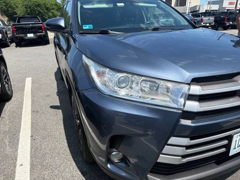 Used 2018 Toyota Highlander Plus AWD/4WD image 1