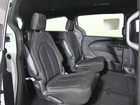 Used 2024 Chrysler Pacifica Touring FWD image 14
