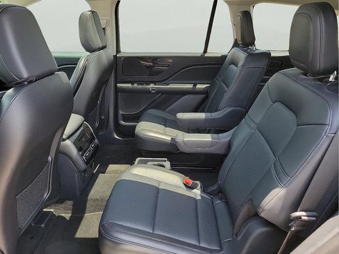 Used 2025 Lincoln Aviator 2WD image 13