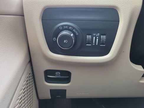 Used 2024 Jeep Grand Cherokee L Limited image 28