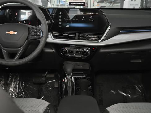 Used 2026 Chevrolet Trax LT w/ Sunroof Package FWD image 23