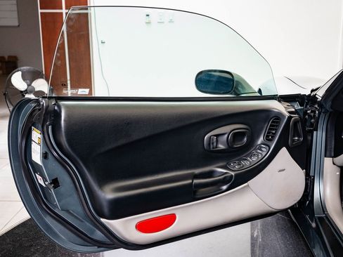 Used 2004 Chevrolet Corvette Coupe w/ Roof Package image 26