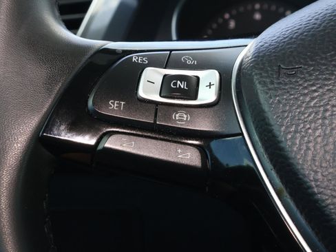 Used 2020 Volkswagen Tiguan SE w/ Panoramic Sunroof Package image 25