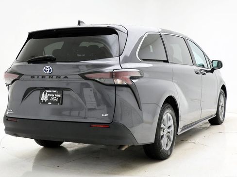 Used 2025 Toyota Sienna LE image 8