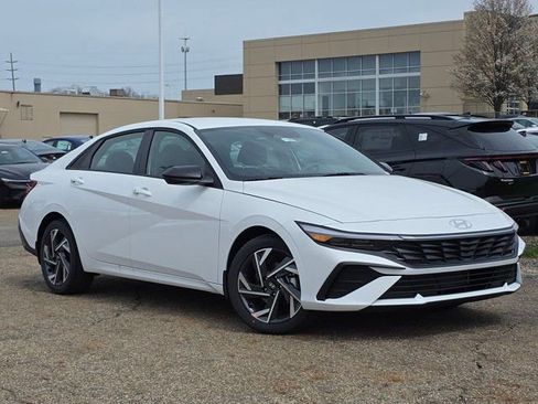 Certified 2025 Hyundai Elantra Sport image 2