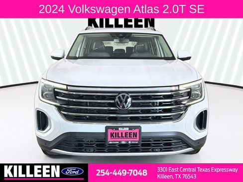 Used 2024 Volkswagen Atlas SE w/ Panoramic Sunroof Package FWD image 2